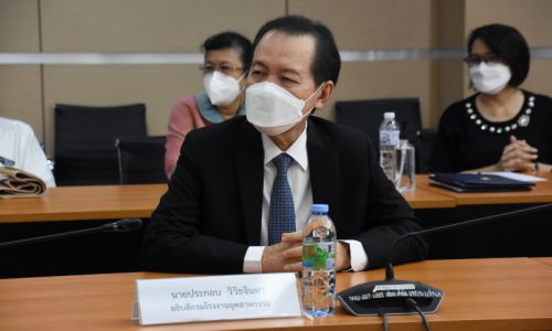 นายประกอบ วิวิธจินดา อธิบดีกรมโรงงานอุตสาหกรรมเข้าร่วมเป็นเกียรติในงานพิธีลงนามบันทึกความเข้าใจโครงการการใช้ยานยนต์ไฟฟ้า