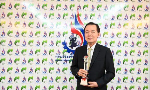 นายประกอบ วิวิธจินดา อธิบดีกรมโรงงานอุตสาหกรรม รับมอบรางวัล เลิศรัฐ ประเภทยกระดับการอำนวยความสะดวกในการให้บริการ ระดับดีเด่น ประจำปี 2564
