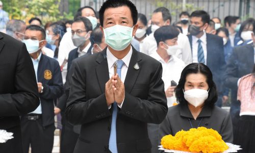 นายวันชัย พนมชัย อธิบดีกรมโรงงานอุตสาหกรรม เข้าสักการะองค์พระนารายณ์และพระภูมิ สิ่งศักดิ์สิทธิ์ประจำกระทรวงอุตสาหกรรม