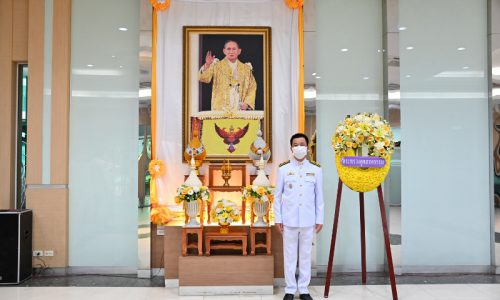 นายวันชัย พนมชัย อธิบดีกรมโรงงานอุตสาหกรรม เข้าร่วมพิธีวางพวงมาลา เนื่องในวันคล้ายวันสวรรคต พระบาทสมเด็จพระบรมชนกาธิเบศร มหาภูมิพลอดุลยเดชมหาราช บรมนาถบพิตร