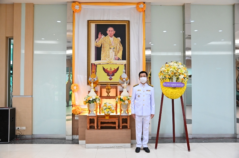 You are currently viewing นายวันชัย พนมชัย อธิบดีกรมโรงงานอุตสาหกรรม เข้าร่วมพิธีวางพวงมาลา เนื่องในวันคล้ายวันสวรรคต พระบาทสมเด็จพระบรมชนกาธิเบศร มหาภูมิพลอดุลยเดชมหาราช บรมนาถบพิตร