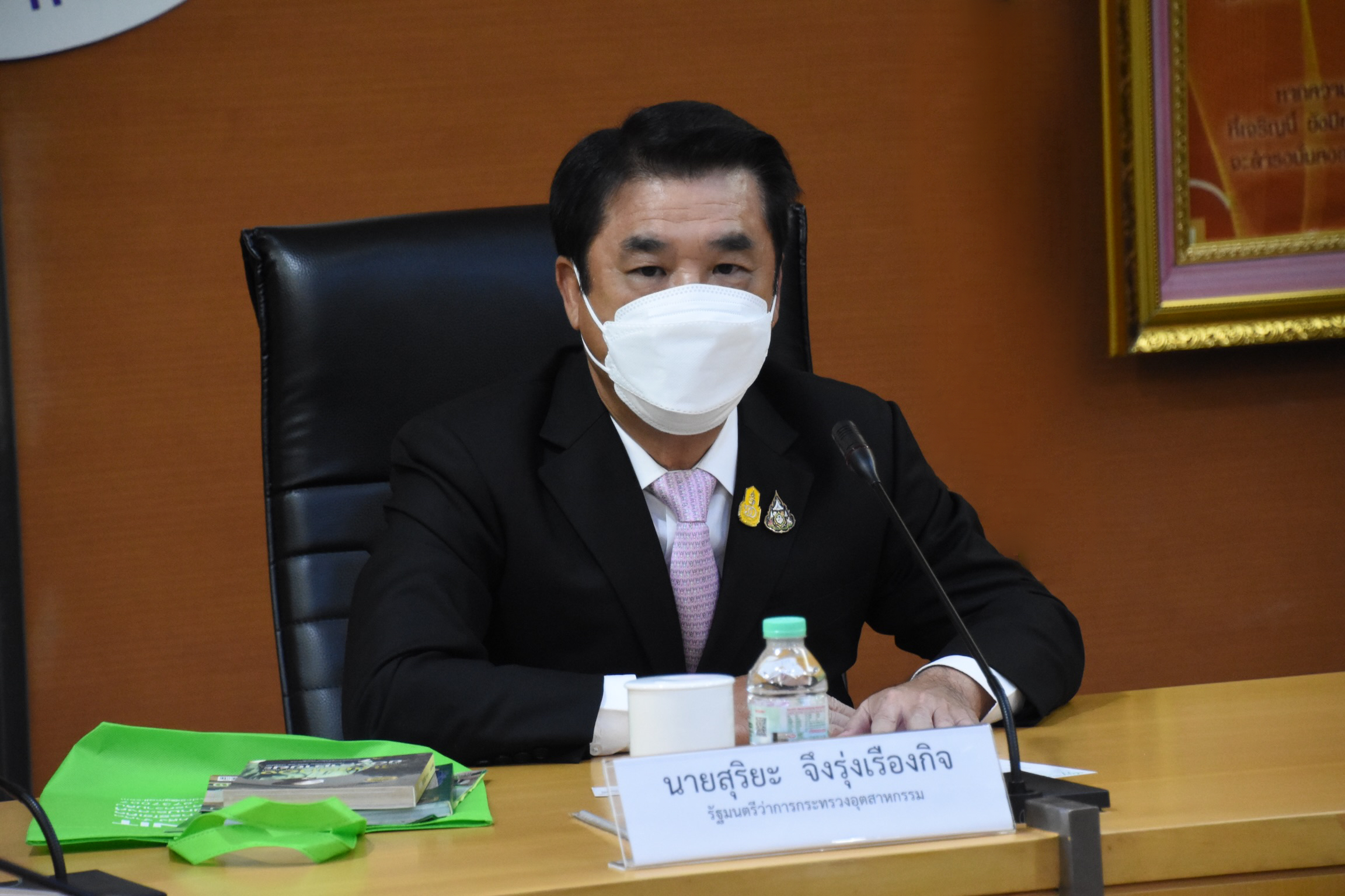 You are currently viewing นายสุริยะ จึงรุ่งเรืองกิจ รัฐมนตรีว่าการกระทรวงอุตสาหกรรม ให้คณะผู้แทนของบริษัท วงษ์พาณิชย์ อินเตอร์เนชั่นแนล จำกัด เข้าพบ เพื่อหารือเกี่ยวกับการส่งเสริมการลงทุนและจัดตั้งโรงงานรีไซเคิลเศษพลาสติกเพท (PET)