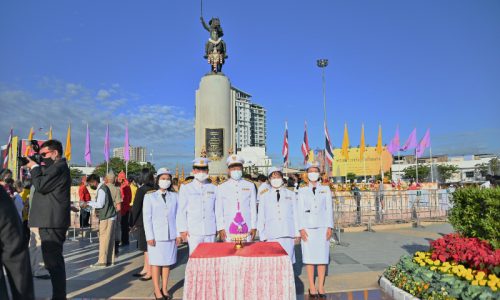 นายธนกูล แสงสว่าง ผู้อำนวยการกลุ่มจดทะเบียนและนิติกรรมเครื่องจักร 1 สำนักงานทะเบียนเครื่องจักรกลาง นำข้าราชการกรมโรงงานอุตสาหกรรม วางพุ่มดอกไม้ถวายราชสักการะสมเด็จพระเจ้าตากสินมหาราช