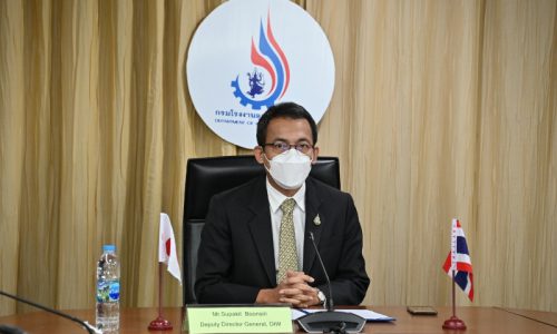 นายศุภกิจ บุญศิริ รองอธิบดีกรมโรงงานอุตสาหกรรม กล่าวต้อนรับการสัมมนาทางไกล (online seminar) เรื่อง การพัฒนาการจัดการสารเคมี และการประเมินความเสี่ยงสารเคมี ผ่านสื่ออิเล็กทรอนิกส์