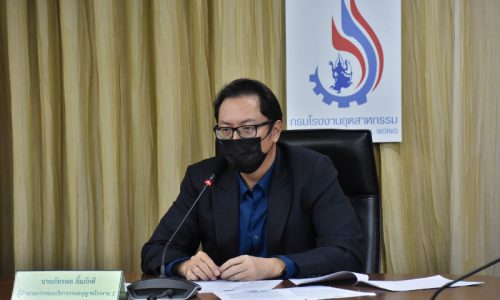 นายภัทรพล ลิ้มภักดี ผู้อำนวยการกองบริการงานอนุญาตโรงงาน 2 แถลงข่าว “การบริหารจัดการและแนวปฏิบัติในการจัดการมูลฝอยติดเชื้อ ภายใต้สถานการณ์การแพร่ระบาดของโรค COVID – 19”