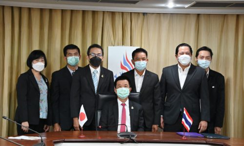 นายวันชัย พนมชัย อธิบดีกรมโรงงานอุตสาหกรรม พร้อมด้วย Mr.Yasuhiro Muroishi อธิบดีสำนักฟื้นฟูสิ่งแวดล้อมและวัฏจักรของวัสดุ กระทรวงสิ่งแวดล้อม ประเทศญี่ปุ่น ร่วมลงนามในบันทึกตกลงความร่วมมือ (Memorandum of Cooperation: MOC) ด้านการจัดการของเสีย