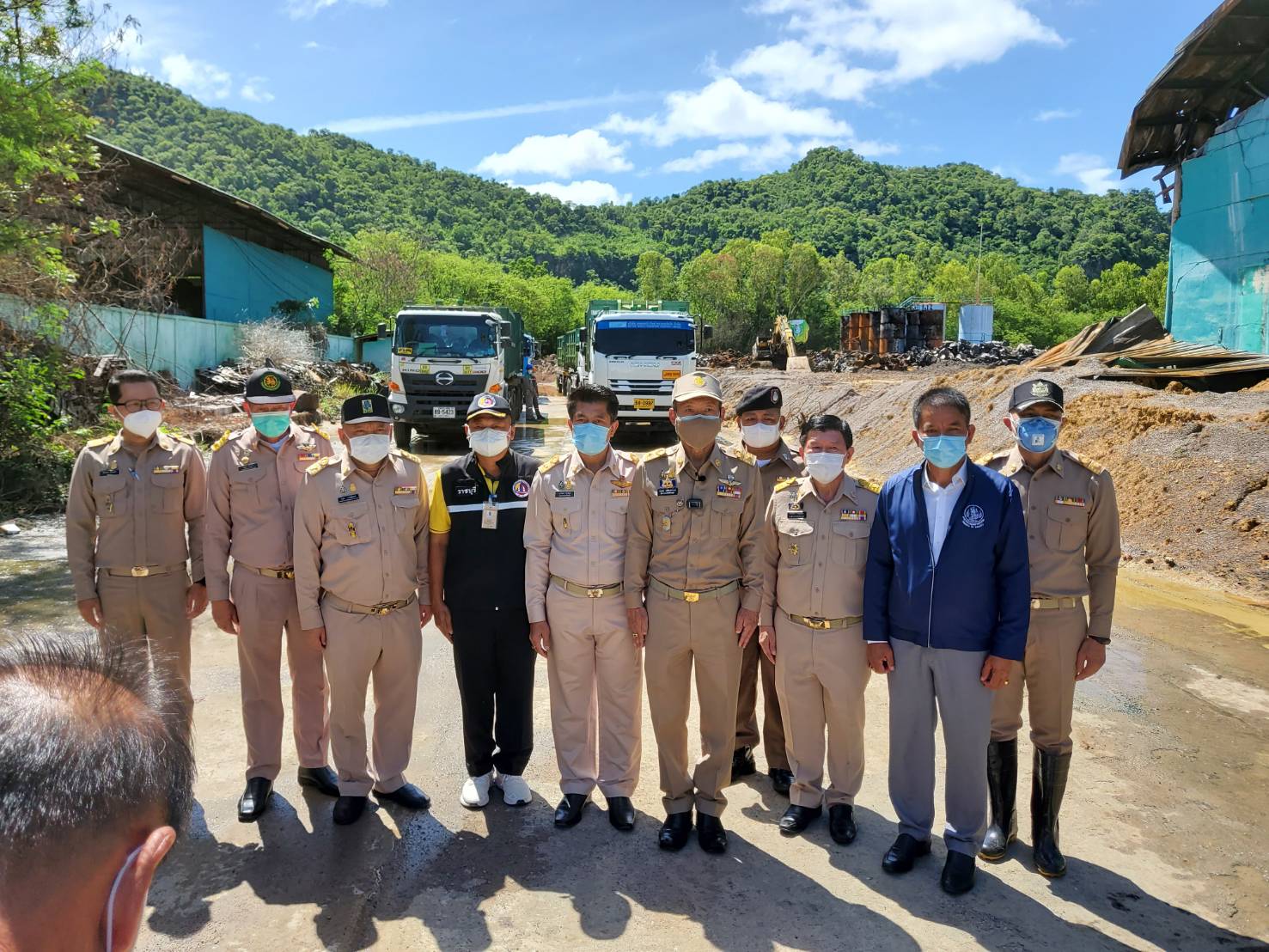 You are currently viewing นายสหวัฒน์ โสภา รองอธิบดีกรมโรงงานอุตสาหกรรม ลงพื้นที่บริษัท แวกซ์ กาเบ็จ รีไซเคิล เซ็นเตอร์ จำกัด จังหวัดราชบุรี เพื่อดูแลการขนย้ายกากของเสียที่ถูกเพลิงไหม้