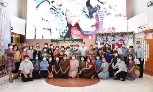 อรอ. มอบดอกไม้อำลาอาลัย ในโอกาสวันปฏิบัติหน้าที่วันสุดท้ายของผู้เกษียณอายุราชการ  กรอ. ประจำปี 2565