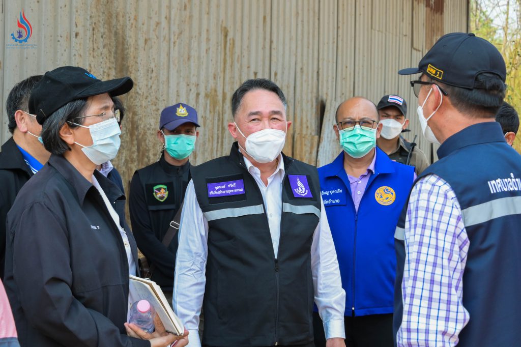 นายจุลพงษ์ ทวีศรี อธิบดีกรมโรงงานอุตสาหกรรม ลงพื้นที่ตรวจสอบติดตามการลักลอบฝังกลบและกักเก็บกากอุตสาหกรรมในพื้นที่ป่าที่อยู่ในการควบคุมของกรมป่าไม้ 
