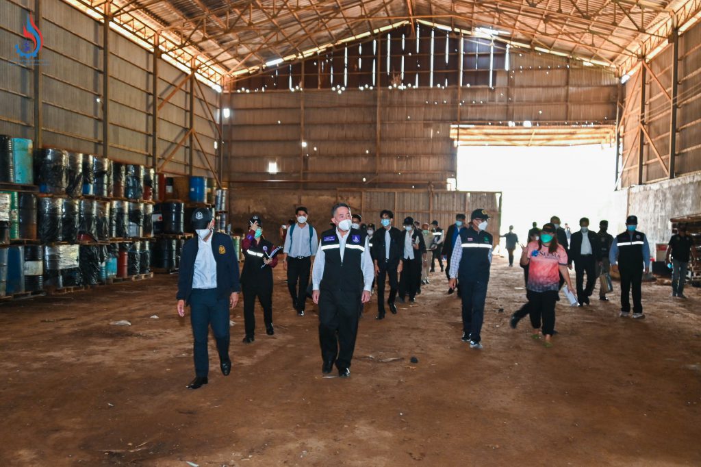 บริษัท เอกอุทัย จำกัด สาขากลางดง ประกอบกิจการผลิตปูนขาว และเผาสิ่งปฏิกูลหรือวัสดุที่ไม่ใช้แล้วในเตาเผาปูนขาว แต่จากการตรวจสอบพบว่ามีการครอบครองของเสียอันตรายโดยไม่ได้รับอนุญาต