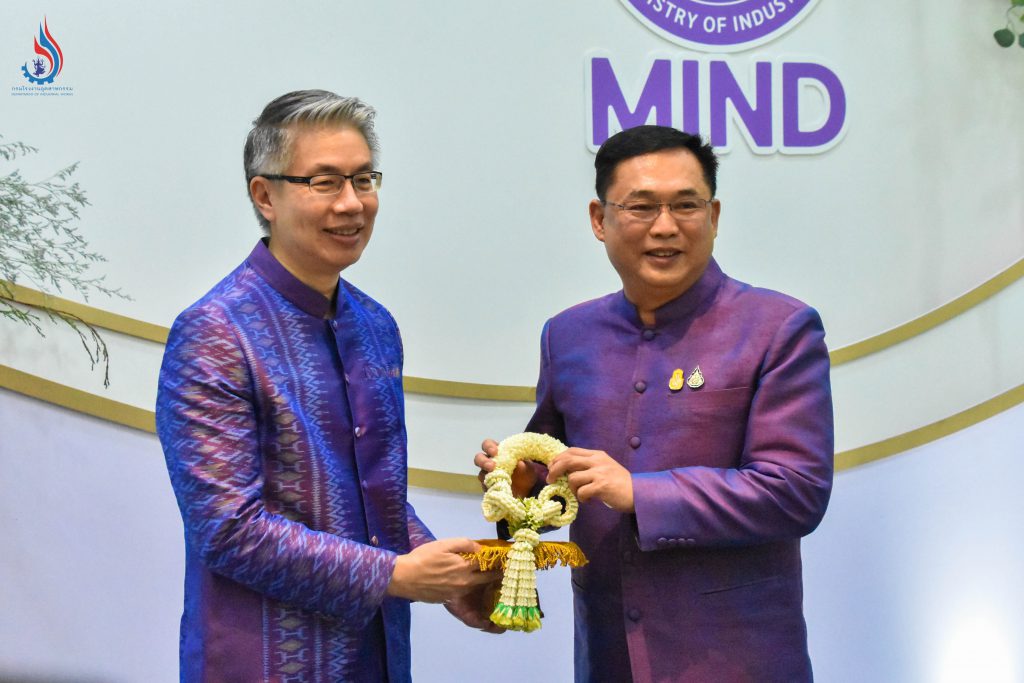 นายณัฐพล รังสิตพล ปลัดกระทรวงอุตสาหกรรม นำคณะผู้บริหารกระทรวงอุตสาหกรรม ต้อนรับและมอบพวงมาลัยให้แก่ นายอนุชา นาคาศัย รัฐมนตรีประจำสำนักนายกรัฐมนตรี รักษาราชการแทนรัฐมนตรีว่าการกระทรวงอุตสาหกรรม เนื่องในโอกาสเทศกาลสงกรานต์