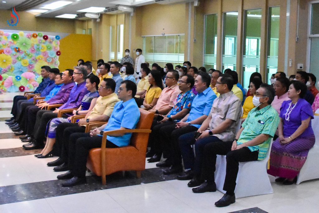 ผู้เข้าร่วมกิจกรรม รับฟังผู้เกษียณอายุ ปี 2566 กล่าวให้พร
