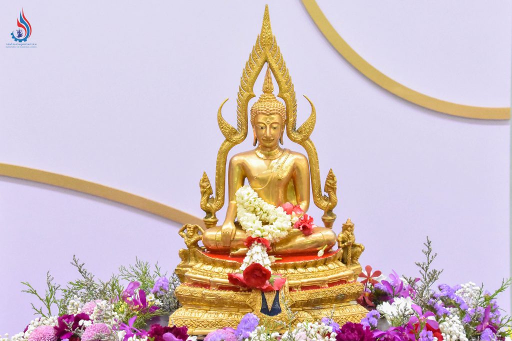 สรงน้ำพระพุทธรูป เนื่องในเทศกาลสงกรานต์