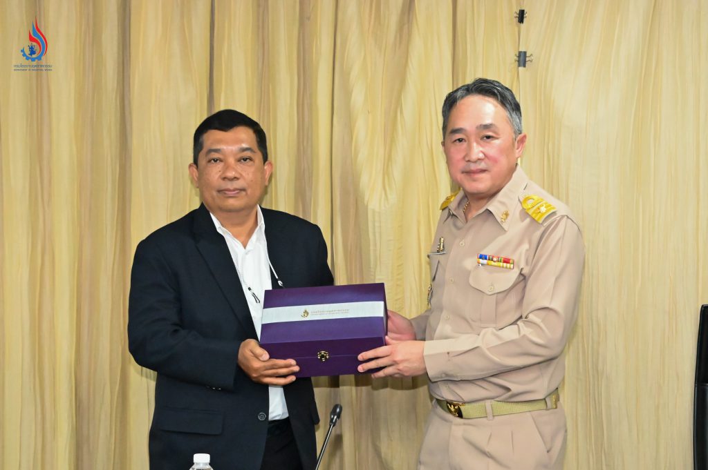 นายจุลพงษ์ ทวีศรี อธิบดีกรมโรงงานอุตสาหกรรม มอบของที่ระลึกให้ นายพงศกร สุวรรณวงศ์ ผู้แทนกลุ่มบริษัทในเครือ SCG 