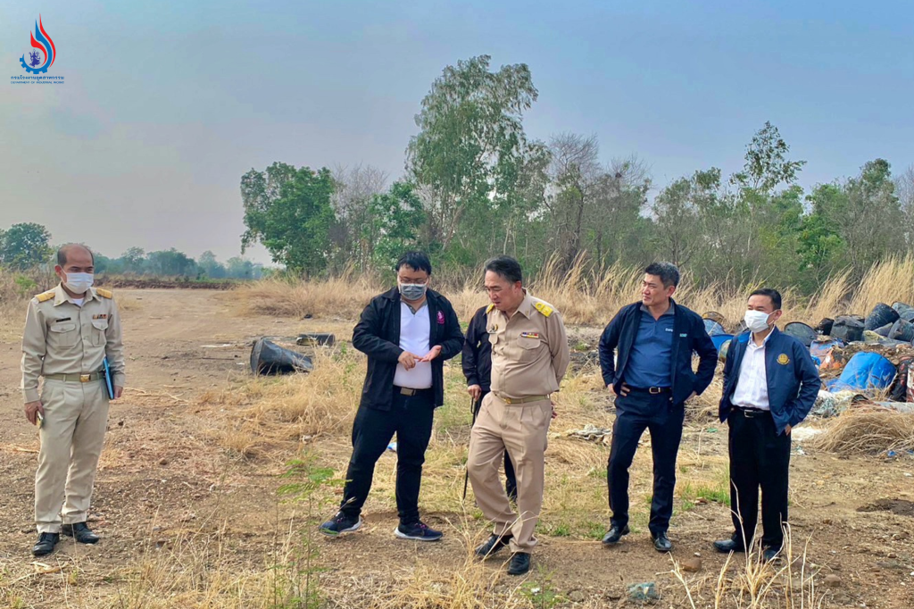 (จากขวา-ซ้าย) นายวิษณุ ทับเที่ยง หัวหน้าผู้ตรวจราชการกระทรวงอุตสาหกรรม, นายภาสกร ชัยรัตน์ ผู้ตรวจราชการกระทรวงอุตสาหกรรม, นายจุลพงษ์ ทวีศรี อธิบดีกรมโรงงานอุตสาหกรรม และเจ้าหน้าที่กรมโรงงานอุตสาหกรรม 2 คน