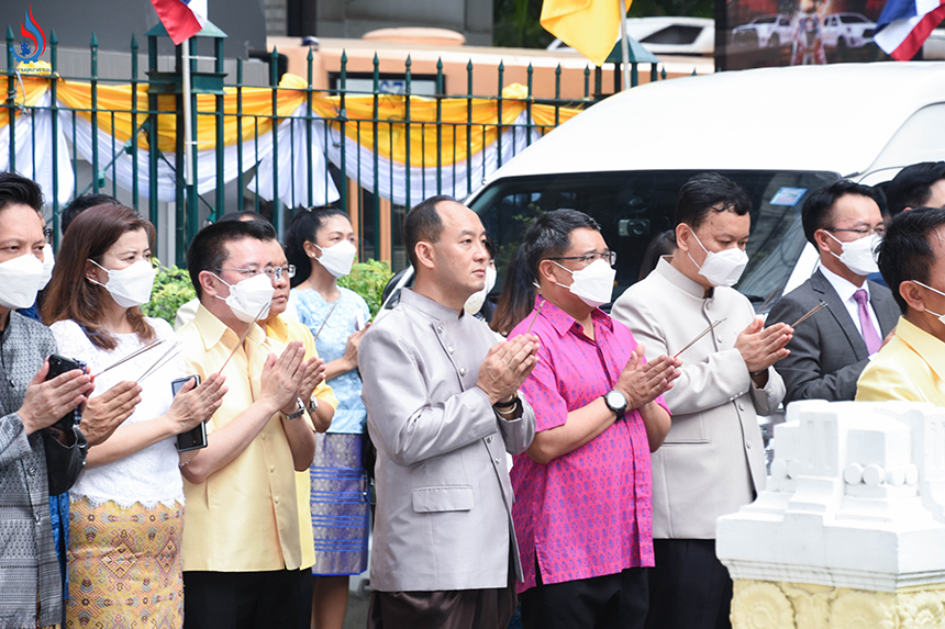 ร่วมพิธีบวงสรวงองค์พระนารายณ์