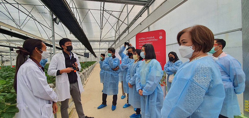 เจ้าหน้าที่ให้ความรู้เรื่องการจัดการสิ่งแวดล้อม