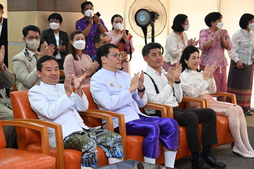 ภาพผู้บริหาร และผู้เข้าร่วมพิธีมอบเกียรติบัตรเชิดชู “คนดีมี MIND”