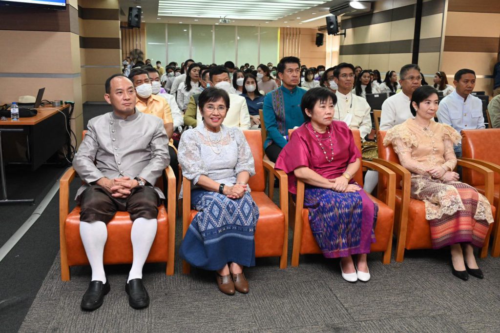 ภาพผู้บริหาร และผู้เข้าร่วมพิธีมอบเกียรติบัตรเชิดชู “คนดีมี MIND”