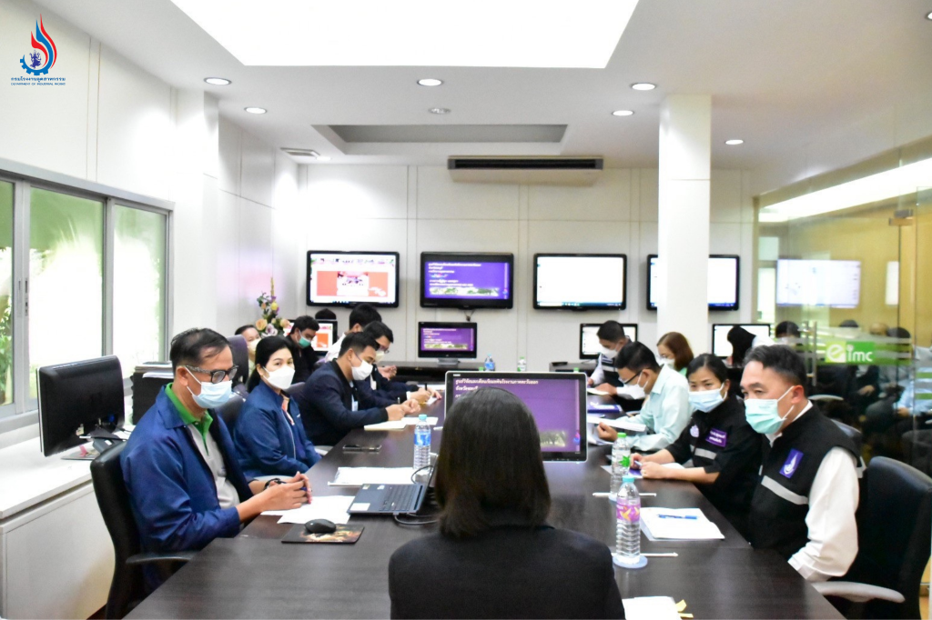 รับฟังการดำเนินงานของศูนย์ฯ