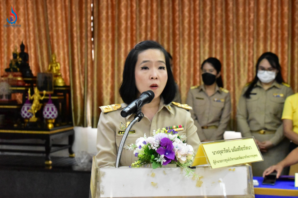 นางจุฬารัตน์ มณีเสถียรรัตนา ผู้อำนวยการศูนย์บริหารและพัฒนาทรัพยากรบุคคล เป็นผู้กล่าวรายงานวัตถุประสงค์การจัดโครงการฯ