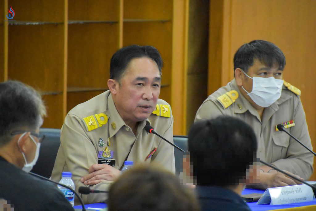 (ซ้ายของภาพ) นายจุลพงษ์ ทวีศรี อธิบดีกรมโรงงานอุตสาหกรรม, (ขวาของภาพ) นายสุนทร แก้วสว่าง ผู้อำนวยการกองกฎหมาย