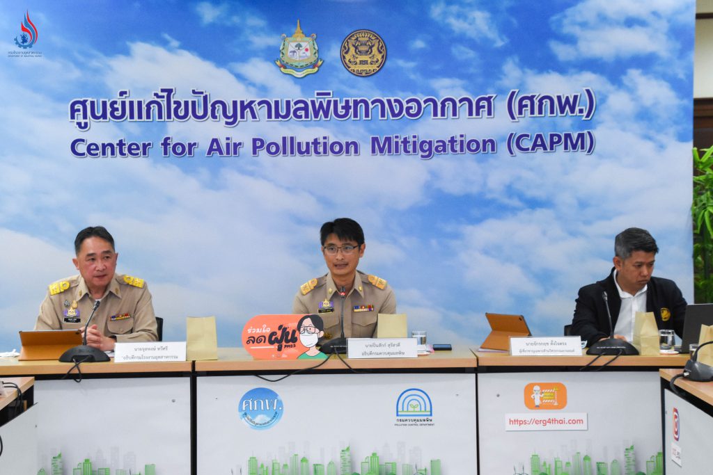 (จากซ้าย-ขวา) นายจุลพงษ์ ทวีศรี อธิบดีกรมโรงงานอุตสาหกรรม, นายปิ่นสักก์ สุรัสวดี อธิบดีกรมควบคุมมลพิษ และ นายจักรกฤช ตั้งใจตรง ผู้เชี่ยวชาญเฉพาะด้านวิศวกรรมยานยนต์ ผู้แทนอธิบดีกรมการขนส่งทางบก