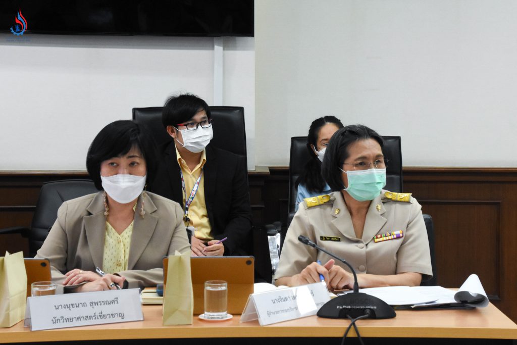 (จากซ้าย-ขวา) นางนุชนาถ สุพรรณศรี ผู้เชี่ยวชาญเฉพาะด้านเทคโนโลยีการกำจัดและการจัดการกากอุตสาหกรรม และ นางจินดา เตชะศรินทร์ ผู้อำนวยการกองบริหารจัดการกากอุตสาหกรรม กรมโรงงานอุตสาหกรรม