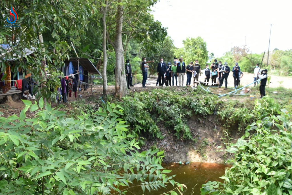 อรอ. สั่งการให้เจ้าหน้าที่สูบน้ำออกจากบ่อเลี้ยงปลาที่ได้รับผลกระทบ เพื่อสังเกตและพิสูจน์แหล่งที่มาและทิศทางของการปนเปื้อนที่เกิดขึ้น