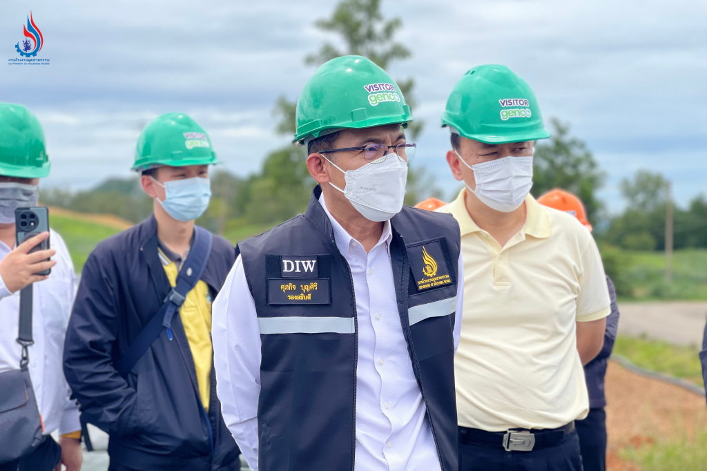 นายศุภกิจ บุญศิริ รองอธิบดีกรมโรงงานอุตสาหกรรม (คนที่ 2 จากด้านขวาของภาพ) และ นายบวร สัตยาวุฒิพงศ์ ผู้อำนวยการกองส่งเสริมเทคโนโลยีความปลอดภัยโรงงาน (ด้านขวาสุดของภาพ)