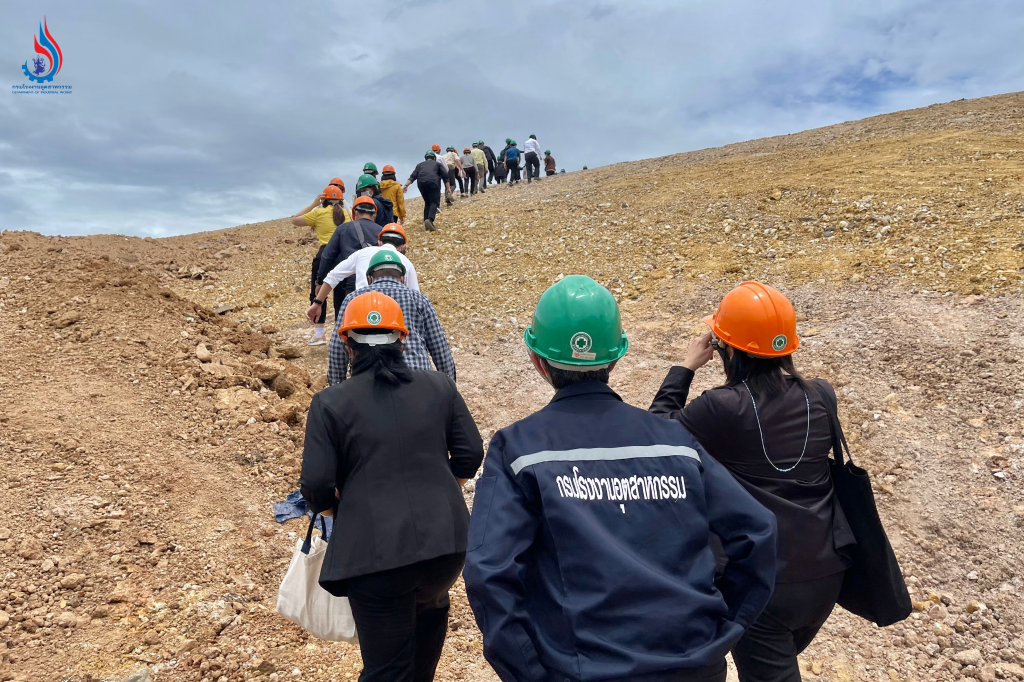 เยี่ยมชมการดำเนินงานก่อสร้างโครงการปิดหลุมฝังกลบกากอุตสาหกรรมที่เป็นอันตรายแบบถาวร