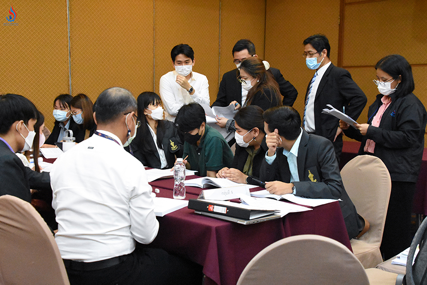 แบ่งกลุ่มฝึกภาคปฏิบัติในหัวข้อที่ได้รับฟังการบรรยายและให้แต่ละกลุ่มนำเสนอผลงาน