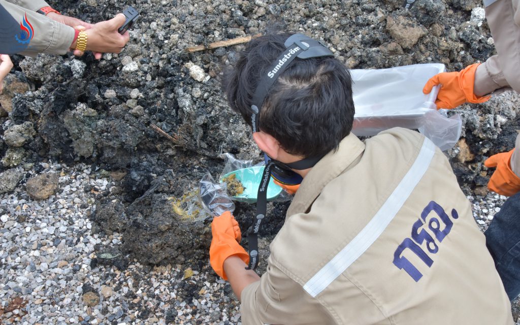 การขุดและเก็บตัวอย่างดินจำนวน 4 จุด เพื่อนำไปตรวจวิเคราะห์ทดสอบทางห้องปฏิบัติการหาการปนเปื้อนในดิน เพื่อรวบรวมพยานเอกสาร หลักฐาน