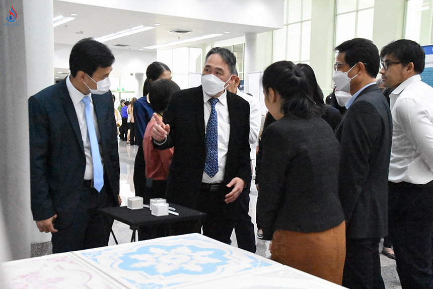 āļ āļēāļĒāđāļāļāļēāļāļĄāļĩāļāļēāļĢāđāļŦāđāļāļģāļāļĢāļķāļāļĐāļēāđāļāļīāļāđāļāļāļāļīāļāđāļāđāļāļđāđāļāļĢāļ°āļāļāļāļāļēāļĢāļāļĩāđāļŠāļāđāļāļāļēāļĢāļ§āļīāļāļąāļĒāđāļĨāļ°āļāļąāļāļāļēāđāļāļīāđāļĄāļĄāļđāļĨāļāđāļēāļ§āļąāļŠāļāļļāđāļŦāļĨāļ·āļāļāļīāđāļ