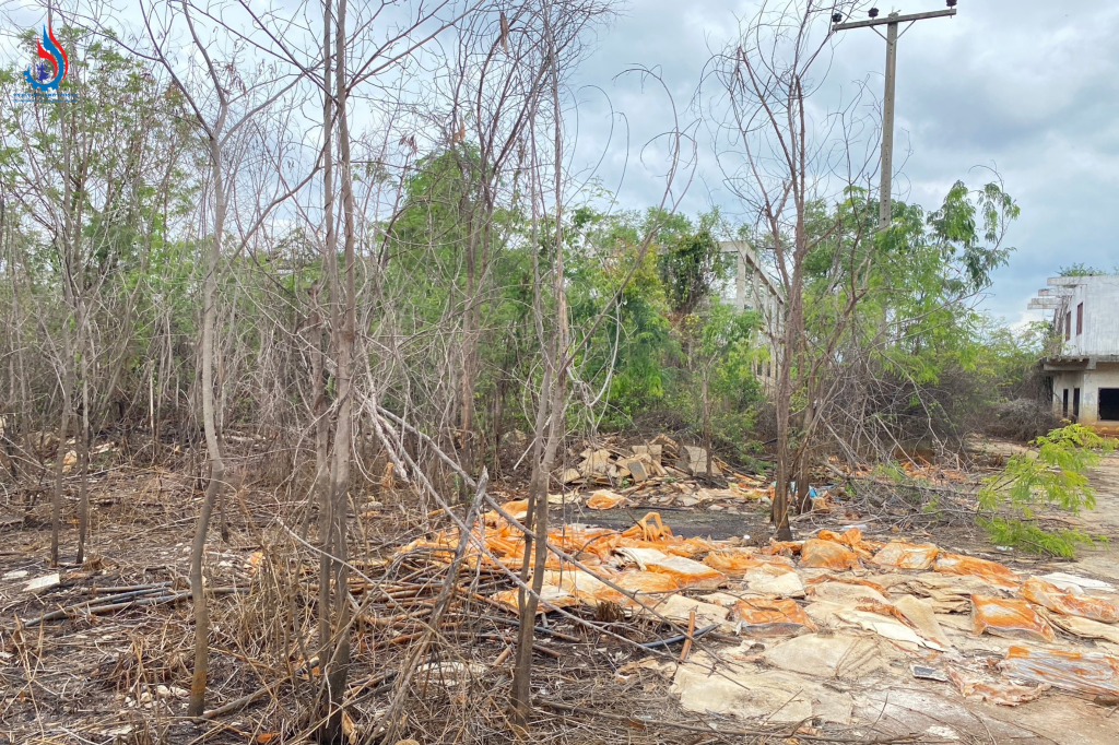 เศษซากถุงพลาสติกและวัสดุที่ไม่ใช้แล้วจำนวนมากกระจายรอบพื้นที่โรงงานร้าง ต.ขวัญเมือง อ.บางปะหัน