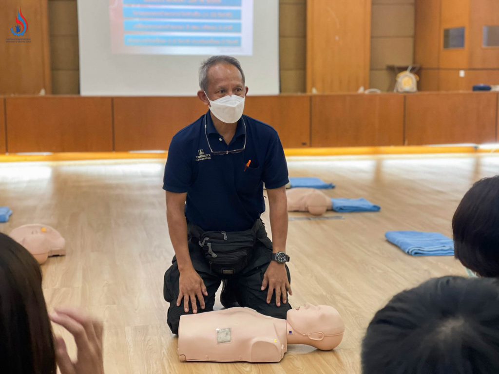 อาจารย์สรายุทธ์ พงษ์ภุมมา ผู้อำนวยการโรงเรียนอีสเทิร์น ซีบอร์ด บริบาล เป็นวิทยากรบรรยาย