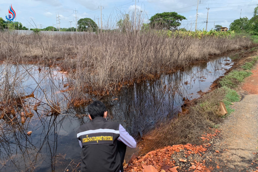 ตรวจวิเคราะห์ในที่ดินเอกชน ต.ขวัญเมือง อ.บางปะหัน เพื่อวัดค่าความเป็นกรด-ด่าง (pH) พบสถานะเป็นกรดแก่