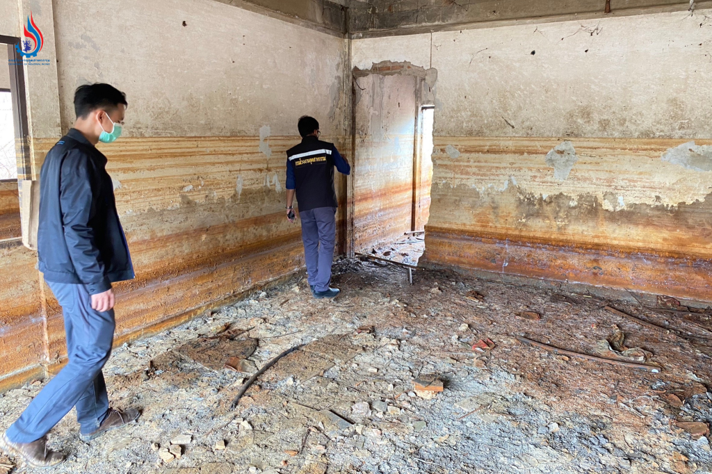 คราบน้ำสีน้ำตาลส้มบนผนังอาคารและพื้นดิน คาดว่าอาจเป็นคราบจากกระบวนการผลิตหรือร่องรอยน้ำท่วมบริเวณที่มีการลักลอบขนย้ายสารเคมีมาทิ้งโดยไม่ได้รับอนุญาต ในโรงงานร้าง ต.ขวัญเมือง อ.บางปะหัน