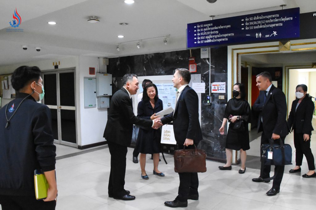 นายจุลพงษ์ ทวีศรี อธิบดีกรมโรงงานอุตสาหกรรม ให้การต้อนรับ นายยอน ทัวร์กอร์ด (H.E. Mr. Jon Thorgaard) เอกอัครราชทูตราชอาณาจักรเดนมาร์กประจำประเทศไทย และคณะ