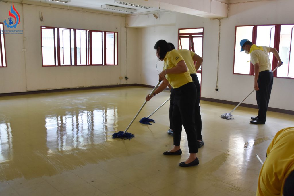 ถูพื้นกำจัดคราบสิ่งสกปรก