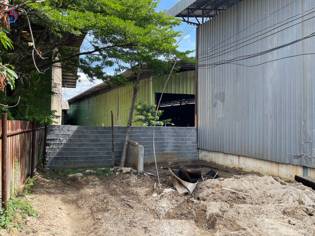 ตรวจพบพื้นที่สงสัยภายในบริเวณโรงงาน ซึ่งถูกล้อมรั้วด้วยกำแพงสังกะสีเก่า ด้านหนึ่งถูกก่ออิฐปิดทึบ