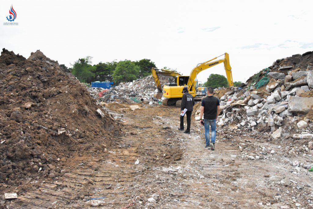 พบการนำเศษวัสดุที่ไม่เป็นไปตามหลักเกณฑ์อนุญาตมาเททิ้งในพื้นที่
