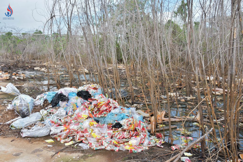 เศษซากถุงพลาสติกและวัสดุที่ไม่ใช้แล้วกระจายรอบพื้นที่