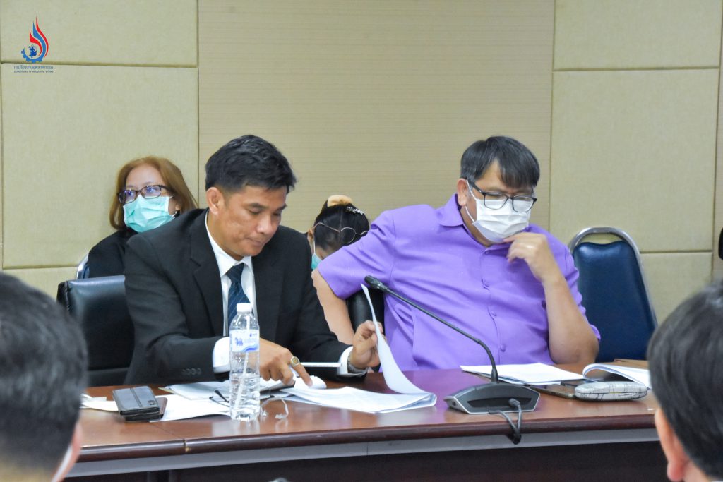 นายสุนทร แก้วสว่าง ผู้อำนวยการกองกฎหมาย นายประสม ดำรงพงษ์ ผู้อำนวยการกองวิจัยและเตือนภัยมลพิษโรงงาน