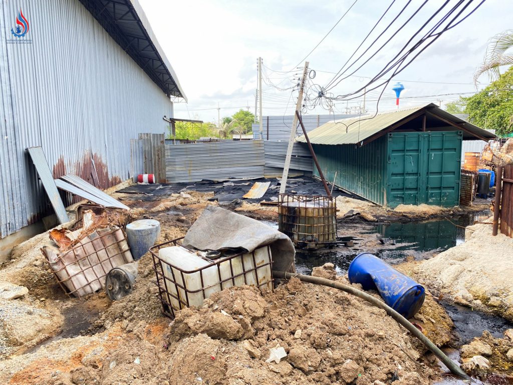 พบของเหลวมีลักษณะเป็นกรดเข้มข้น ส่งกลิ่นเหม็นฉุนอย่างรุนแรง เป็นลักษณะเททิ้งลงบนพื้นภายในโรงงาน โดยไม่ได้บำบัดกำจัดอย่างถูกวิธี