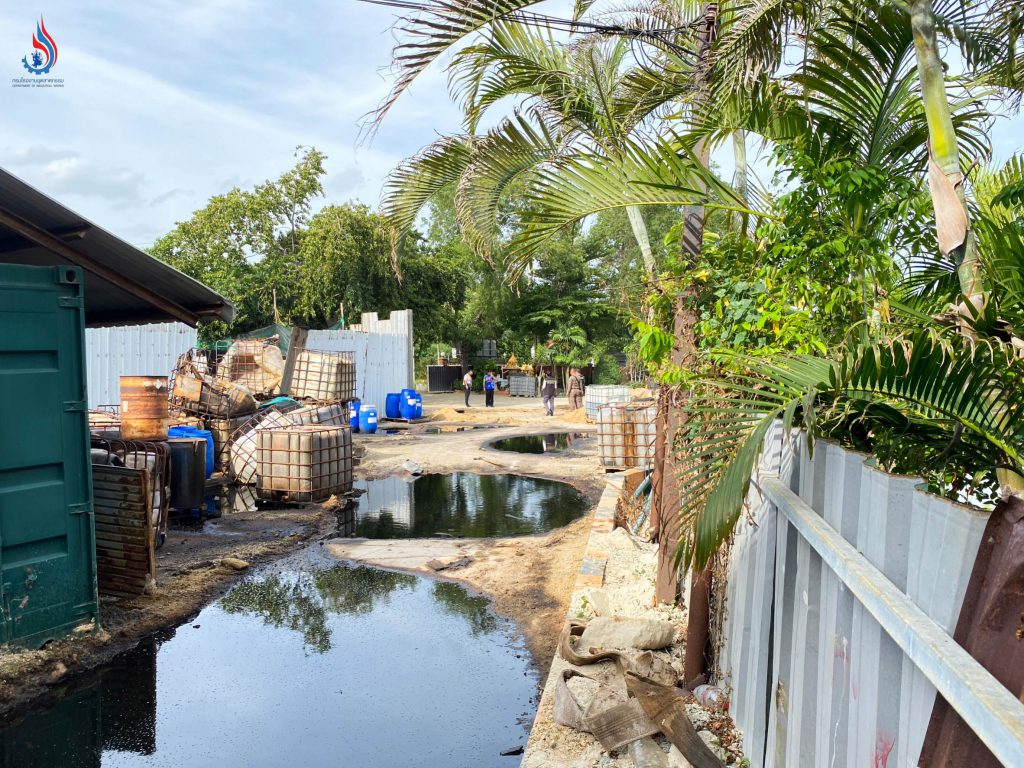 อาคารและพื้นที่โดยรอบภายในโรงงาน