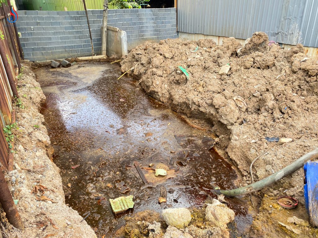 ร่องรอยการขุดดินเป็นหลุมกว้างและมีการเททิ้งและฝังกลบของเสียภายในพื้นที่โรงงานอีกเป็นจำนวนมาก