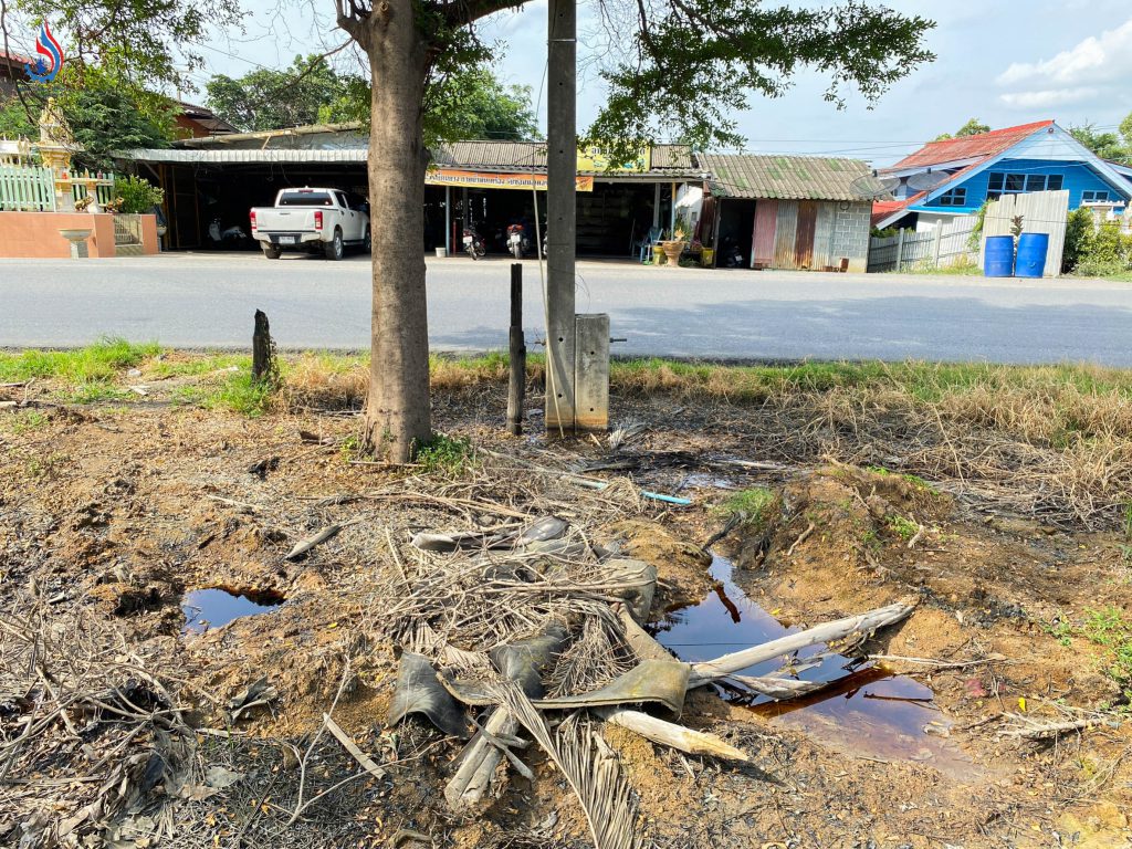 เจ้าหน้าที่ได้สำรวจพื้นที่บริเวณด้านหน้าโรงงาน พบร่องรอยการเททิ้งของเหลวที่เป็นกากอุตสาหกรรม