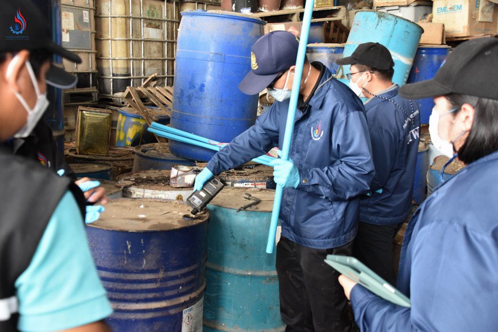 เจ้าหน้าที่เก็บตัวอย่างวัตถุภายในอาคารโรงงาน