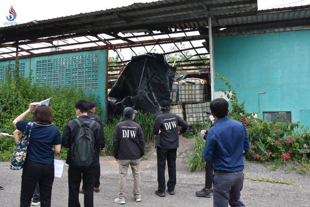 สำรวจตรวจสอบวัตถุภายในอาคารโรงงาน อาทิ ของเสียเคมีวัตถุ ภาชนะปนเปื้อน กากสี ตัวทำละลาย